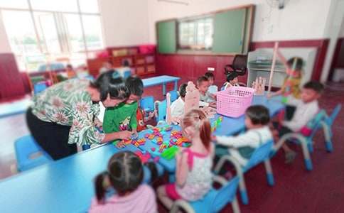 在学习、工作或生活中，大家都经常接触到童话吧，童话对儿童来说具有重要的发展价值，对教师和父母来说具有重要的教育学意义。你知道经典的童话故事有哪些吗？下面是小编精心整理的幼儿园大班讲童话故事，欢迎阅读与收藏。　　幼儿园大班讲故事 1　　小猪开饭店　　只愿意吃甜东西的小猪，开了一个饭店。他找来了小猴和小狗给他帮工。　　有一天，小猴打碎了一只碗，小猪就生气了，说：“你为什么打碎了碗？”小猴害怕了，说：“我、我是不小心打碎的，不是有意的。”　　